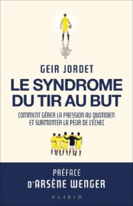 Couverture du livre : Le syndrome du tir au but – 9782379354670 - sur www.promoculture.lu
